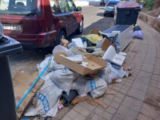 El PP califica de “mera propaganda” el plan de choque de limpieza de Darias mientras los sindicatos muestran su “repulsa” por la acumulación de basura en los contenedores