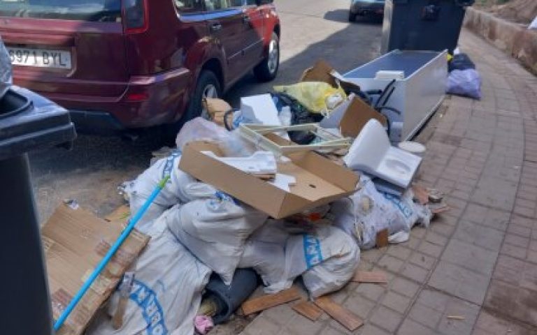 El PP califica de “mera propaganda” el plan de choque de limpieza de Darias mientras los sindicatos muestran su “repulsa” por la acumulación de basura en los contenedores