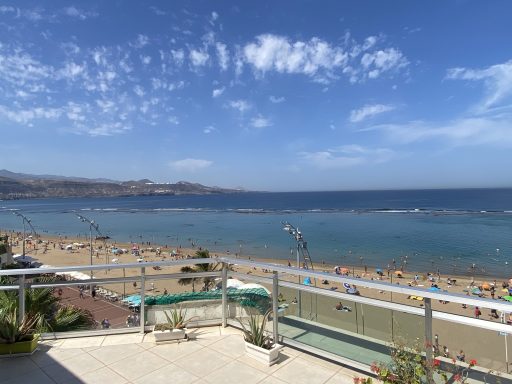 La playa de Las Canteras carece a día de hoy de todas las certificaciones que acreditan su calidad ambiental y de servicios