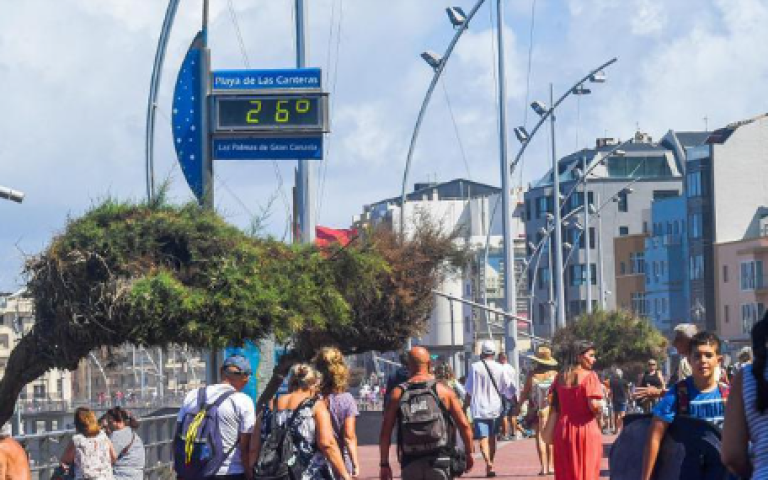 El PP pide que se mantengan los relojes-termómetro hasta que se licite un nuevo contrato de mobiliario urbano