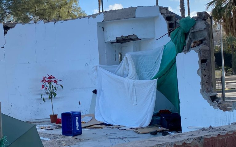 El PP reclama a Darias que busque una alternativa para la persona que ‘okupa’ las ruinas de la TAO desde hace varios días