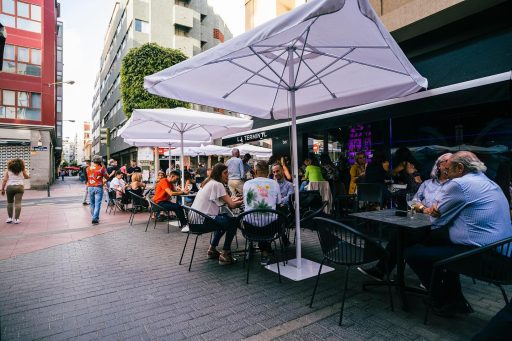 El PP reclama diálogo y un plan serio de ocio nocturno frente a la imposición del cierre temprano de terrazas en Joaquín Costa