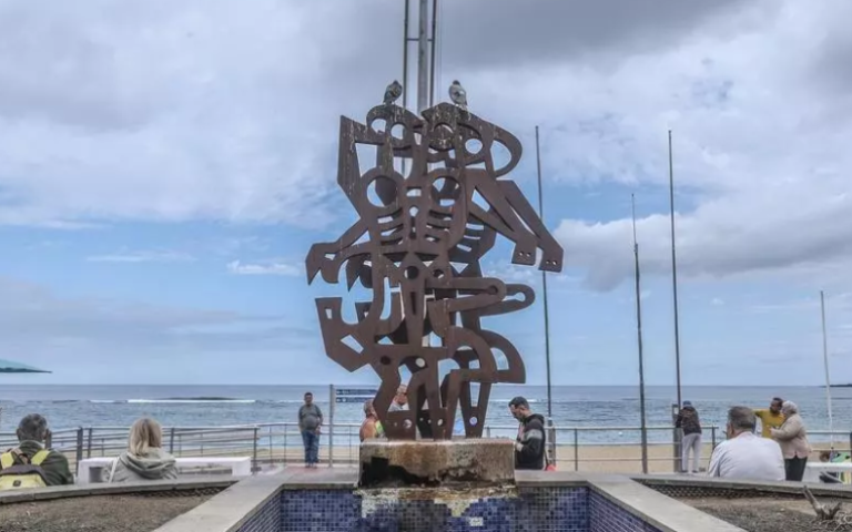 El PP lamenta el “maltrato” municipal a la obra de César Manrique por la falta de mantenimiento de la pieza ‘La mujer y su sombra”, en Las Canteras