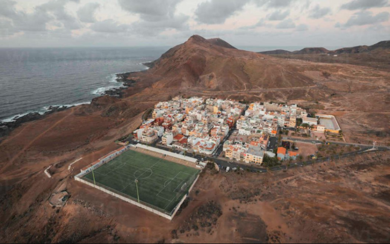 El PP denuncia el colapso de la gestión deportiva municipal tras el cierre del campo de fútbol de Las Coloradas